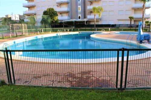 una piscina con recinzione intorno di Atico Canet a Canet de Berenguer