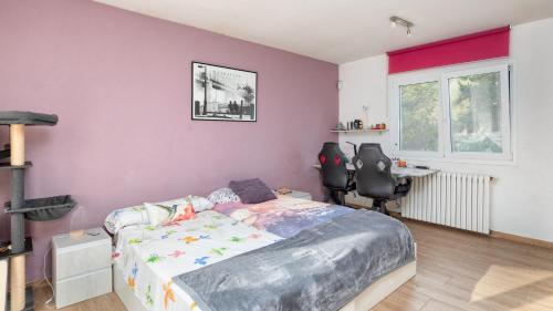 1 dormitorio con 1 cama, escritorio y 2 sillas en VILLA FALCONIERE, en Palafrugell
