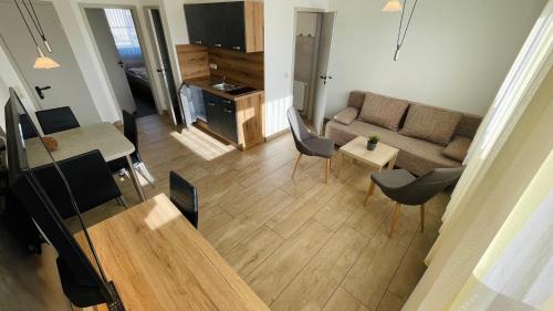 ein Wohnzimmer mit einem Sofa, einem Tisch und Stühlen in der Unterkunft Ferienwohnung-Ostseestrand in Graal-Müritz