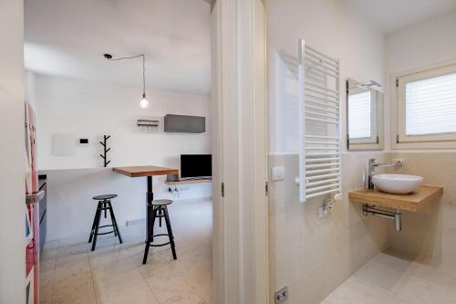 uma casa de banho com um lavatório e uma secretária num quarto em Il Cedro em Villa di Serio