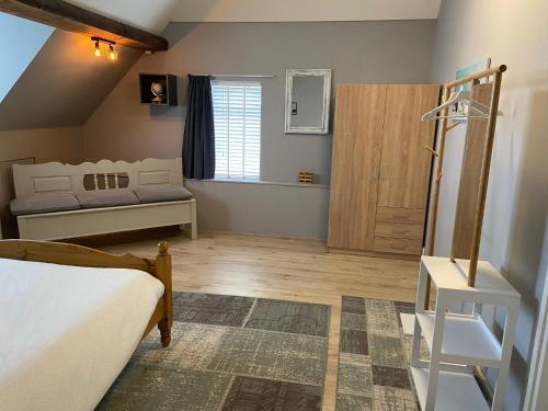 een kleine slaapkamer met een bed en een raam bij De Posthoorn in Appelscha