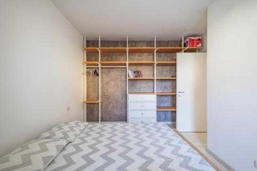 um quarto com uma cama e um closet em Il Cedro em Villa di Serio