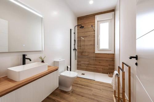 La salle de bains est pourvue d'un lavabo, de toilettes et d'une douche. dans l'établissement Loft White Tree by Arca Jazmin, à O Pedrouzo