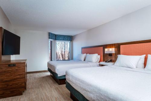 Habitación de hotel con 2 camas y TV de pantalla plana. en Hampton Inn & Suites St. Louis-Chesterfield en Chesterfield