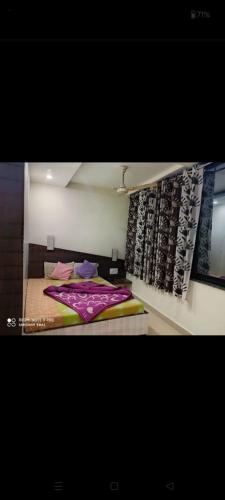 ein Schlafzimmer mit einem Bett und einer Wand mit Schuhen in der Unterkunft bombay rejency hotel in Pachmarhi