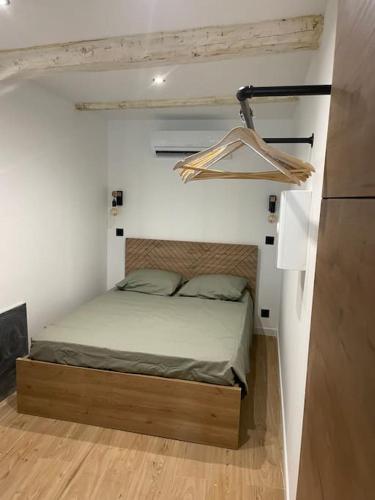 ein Schlafzimmer mit einem Bett in einem kleinen Zimmer in der Unterkunft Appartement la ciotat in La Ciotat