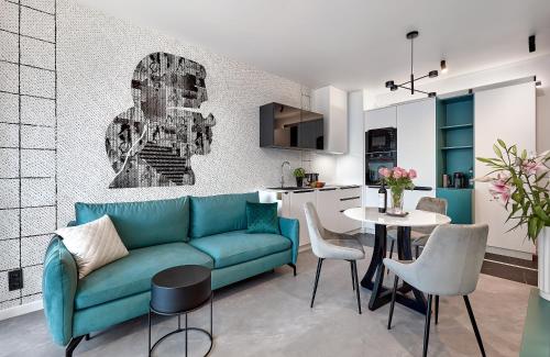 比得哥什的住宿－Premium City Apartments，客厅配有蓝色的沙发和桌子