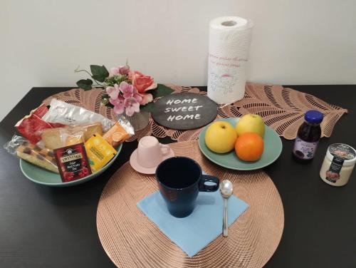un tavolo con un piatto di cibo e una tazza di caffè di Sweet home a Somma Lombardo