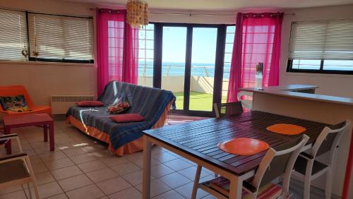 appartement 58 m 2 en 1 ere ligne ,vue mer panoramique ,2 terrasses dont une couverte résidence le Sunset