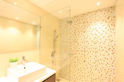 La salle de bains est pourvue d'un lavabo et d'une douche. dans l'établissement Designer One Bedroom -2 with Rooftop Infinity Pool, à Kuala Lumpur
