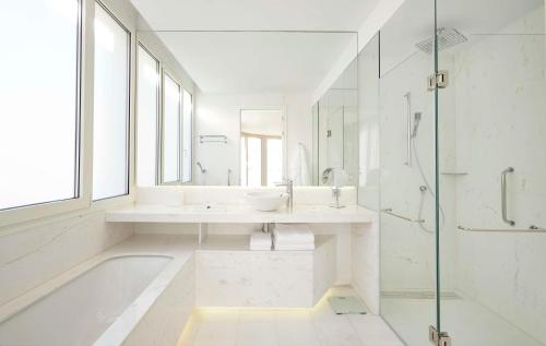 Um banheiro em Hyatt Centric Gran Via Madrid