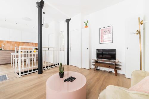 un salon avec un canapé et une table dans l'établissement Appartement luxueux avec salle de bains de reve 6P - FLAT-GUEST, à Paris