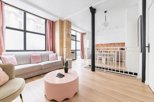 un salon avec un canapé et une table dans l'établissement Appartement luxueux avec salle de bains de reve 6P - FLAT-GUEST, à Paris