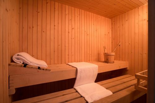 a wooden sauna with two towels on a shelf at Terra Umbra Hotel in Narni