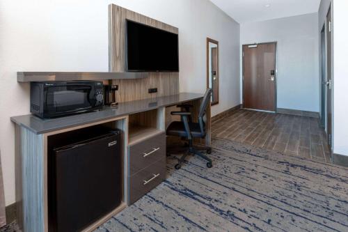 TV o dispositivi per l'intrattenimento presso La Quinta Inn & Suites by Wyndham Dallas - Frisco Stadium