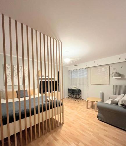 un salon avec un canapé et une table dans l'établissement La cabane, entièrement rénové décoration soignée, à Vincennes