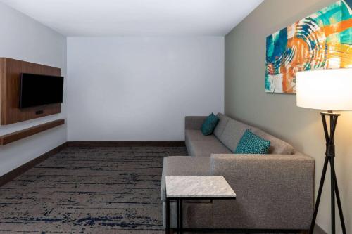 TV o dispositivi per l'intrattenimento presso La Quinta Inn & Suites by Wyndham Dallas - Frisco Stadium