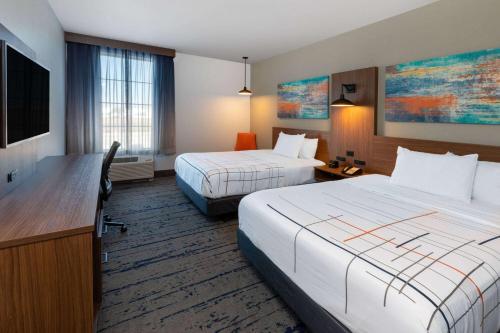 Letto o letti in una camera di La Quinta Inn & Suites by Wyndham Dallas - Frisco Stadium