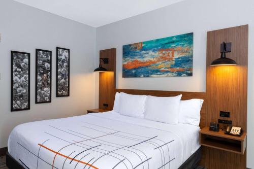 Letto o letti in una camera di La Quinta Inn & Suites by Wyndham Dallas - Frisco Stadium