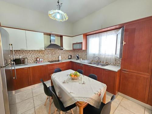 イプソスにあるStamatis Family Apartmentのテーブル、椅子、テーブル、キッチンが備わります。