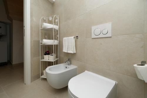 uma casa de banho com um WC branco e um lavatório. em Casa Vacanze Ranieri em Grottaglie
