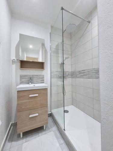 une salle de bain avec une douche, un lavabo et des toilettes dans l'établissement Maison Tita - maison avec parking, jardin et clim, à Hyères
