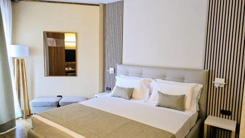 um quarto com uma grande cama branca e um espelho em Parc Hotel em Poppi