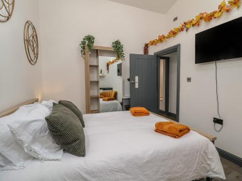 sypialnia z białym łóżkiem i 2 ręcznikami w obiekcie Apartment 2 w mieście Chester