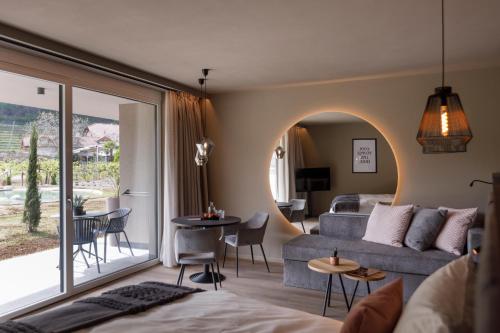 sala de estar con sofá y mesa en Belia Lofts - ADULTS ONLY, en Appiano sulla Strada del Vino