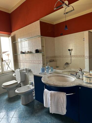een badkamer met een wastafel en een toilet bij Sunset San Romano in Lucca