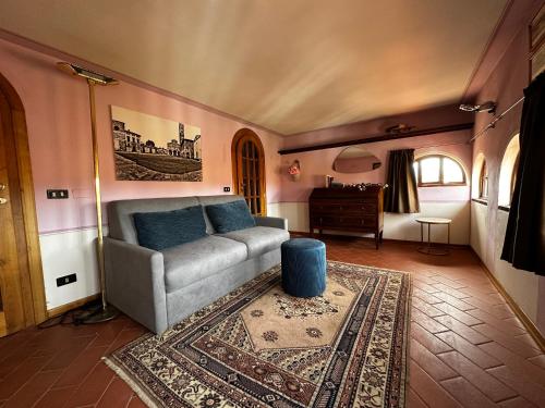 een woonkamer met een bank en een tapijt bij Sunset San Romano in Lucca