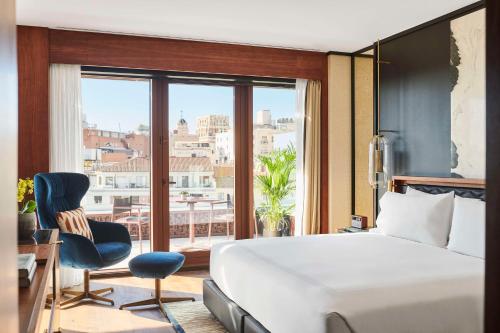 Habitación de hotel con cama y ventana grande en Thompson Madrid, by Hyatt, en Madrid