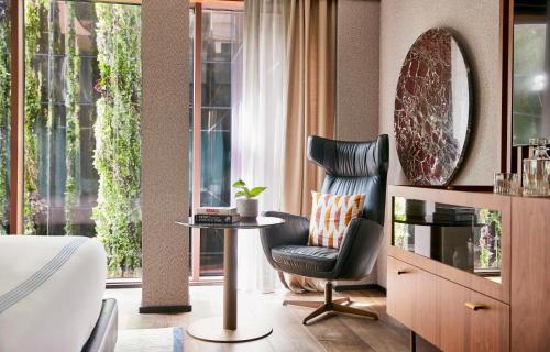 Χώρος καθιστικού στο Thompson Madrid, by Hyatt