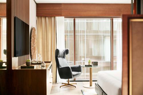 Χώρος καθιστικού στο Thompson Madrid, by Hyatt