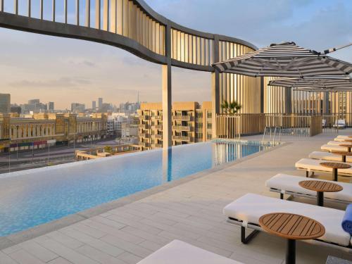 una piscina sul tetto di un edificio di Mercure Dubai Deira a Dubai