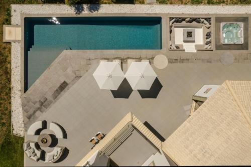 una vista aérea de una piscina con una persona de pie junto a ella en Villa Felicity en Svoronata