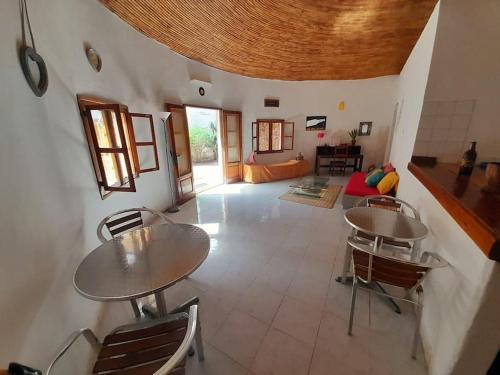 萨利尼亚拉尔Cosy Case avec son Jaccuzi privé Saly的带2张桌子和椅子的房间以及客厅