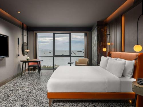 Mövenpick Hotel Istanbul Marmara Sea في إسطنبول: غرفة نوم بسرير كبير ونافذة كبيرة