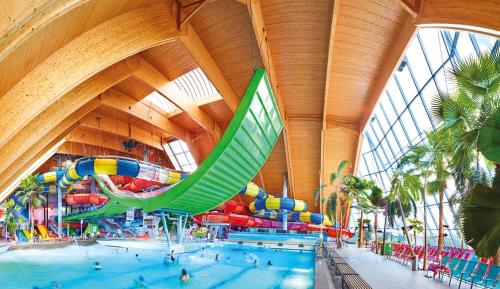 UnterkirnachにあるSchwarzwald-Traum mit Pool und Saunaのウォータースライダー付きの大きな屋内プール