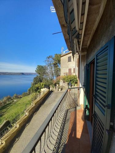a balcony with a view of the water at VANIA BLU Alloggio Turistico in Capodimonte