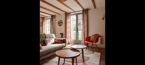 salon z kanapą i 2 krzesłami w obiekcie La Buissonnière - Maison à 5 min des plages w mieście Le Minihic-sur-Rance