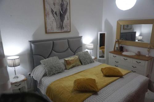 1 dormitorio con cama y espejo grande en Seaview Holiday Home GATSBY, en Petrčane