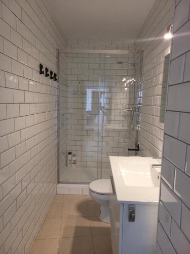uma casa de banho com um WC, um chuveiro e um lavatório. em APARTAM GRANOLLERS em Granollers