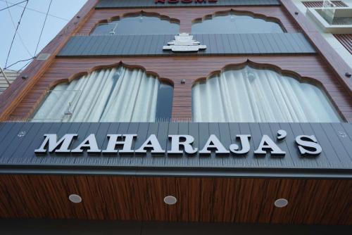 un cartello sul lato di un edificio di Maharaja Hotel and Restaurant a Ratia