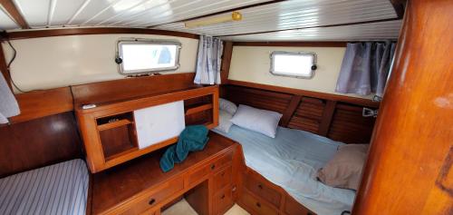 a small room with a bed in the back of a boat at Voilier CHENRESIK in Le Marin
