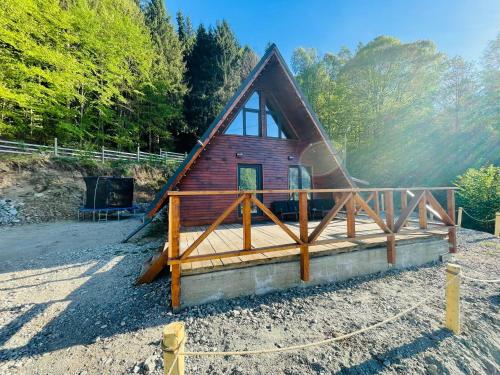 una pequeña cabaña con techo de gambrel en Wild Cabin, en Malaia