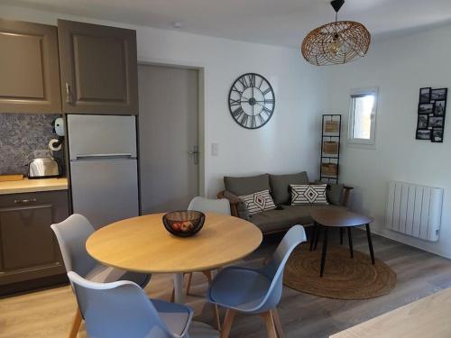 Il dispose d'une cuisine et d'un salon avec une table et un canapé. dans l'établissement LA CASETA, Gîte 4 étoiles entre mer et lac marin, au Barcarès