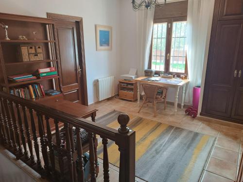 a living room with a desk and a table at casa sierrecilla in Fuente de Piedra
