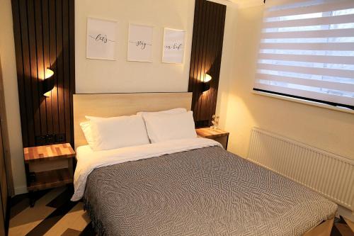 林巴日的住宿－Gape Apartment，一间卧室配有带两个枕头的床和窗户