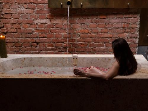 una mujer sentada en una bañera cubierta de sangre en Grand Hotel, en Łódź